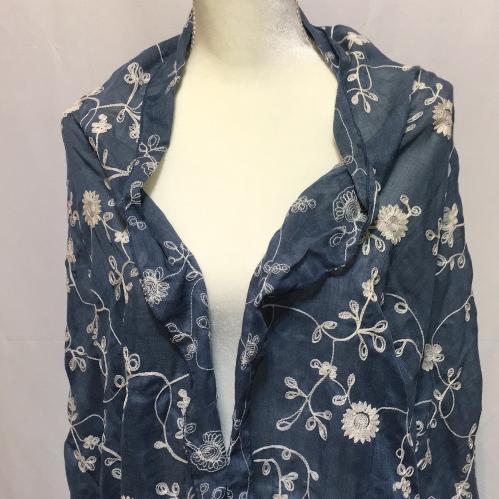 BEAUTIFUL TASSELED BLUE AND WHITE BRAND NEW SCARF/SHAWL